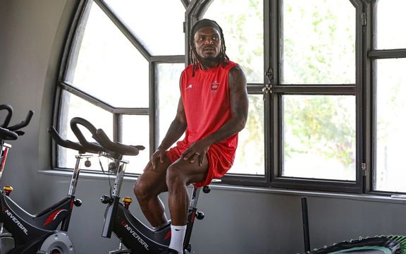 مصدومیت با تکل وحید امیری؛ بیفوما بازی پرسپولیس با فجرسپاسی را از دست داد