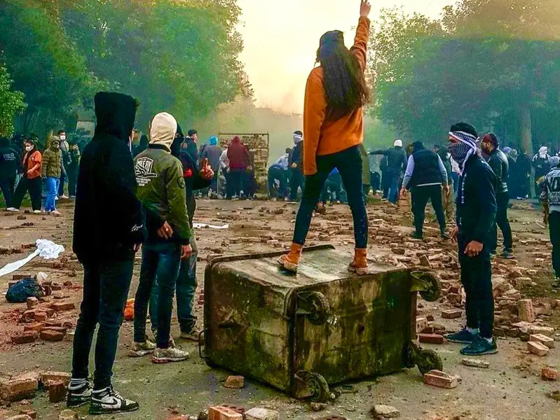  برخی فقدان رهبری را مزیت جنبش‌های نوین و برخی آن را نقیصه این جنبش‌ها می‌دانند