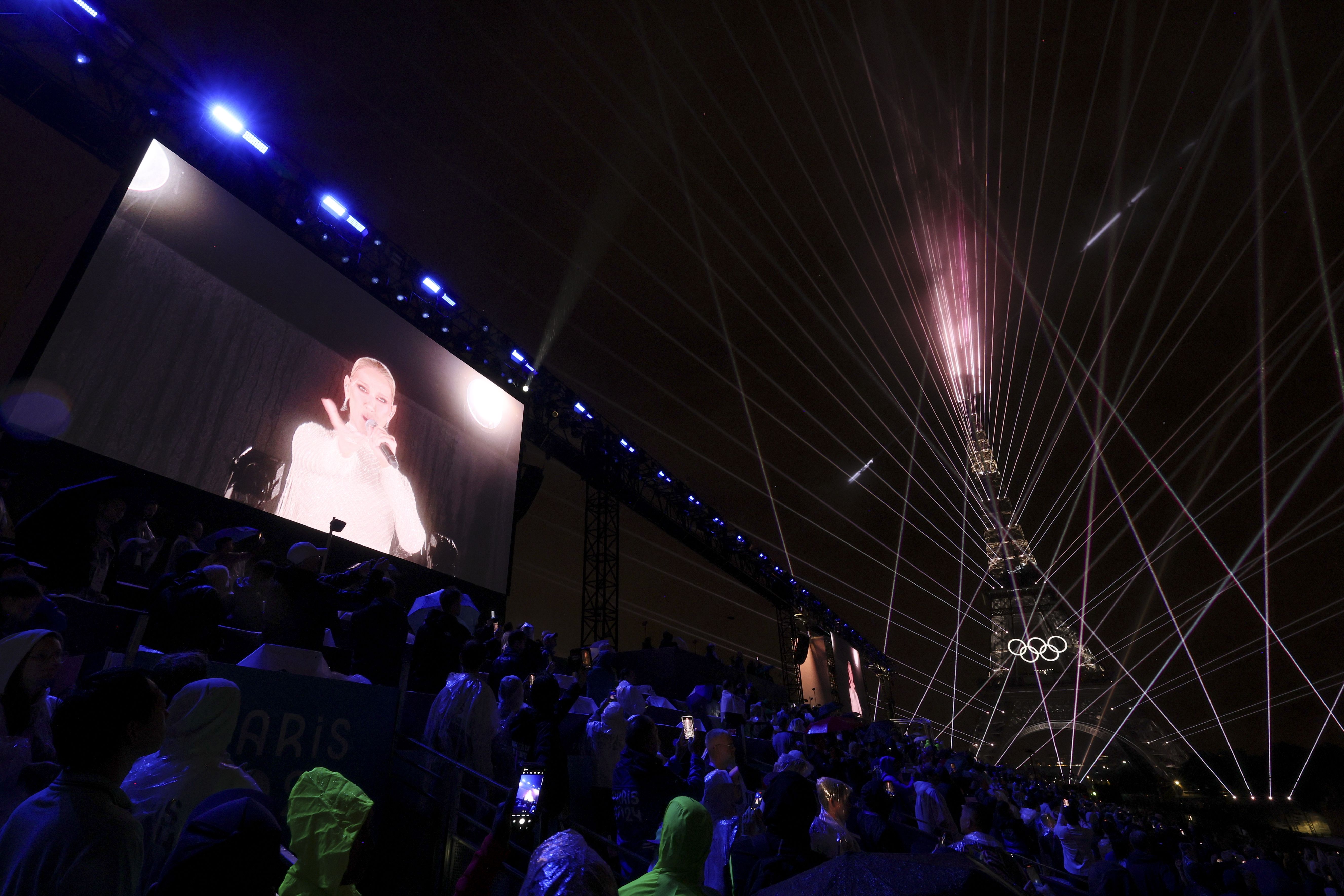 سلین دیون در برج ایفل ترانه «سرود عشق» ادیت پیاف را اجرا کرد