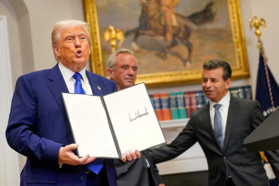 فرمان ترامپ برای کاهش قیمت دارو؛ کارشناسان: عملی شدنش دشوار است