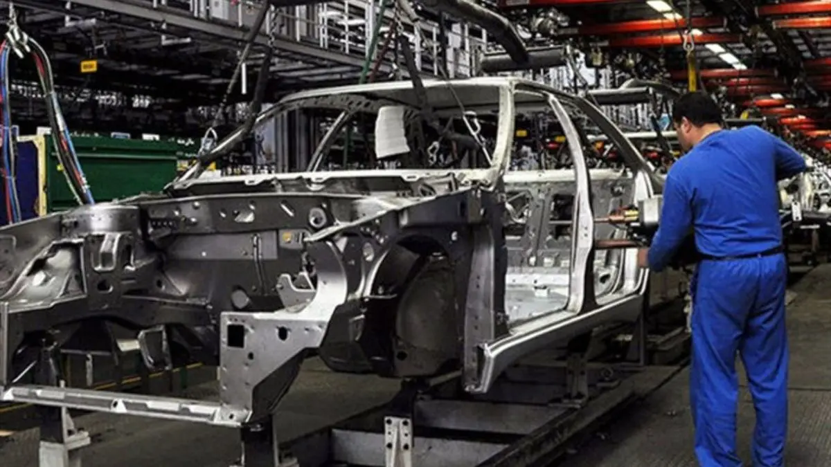 Car prices jump in Iran as rial slides against foreign currencies