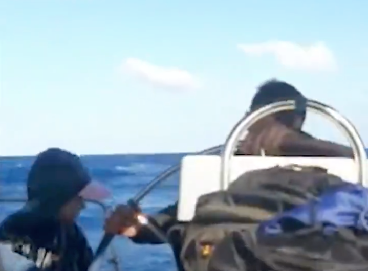 57 لاجئا إيرانيا وأفغانيا عالقون في المياه اليونانية بعد هروب قبطان القارب