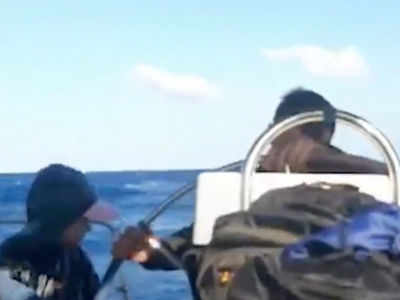 57 لاجئا إيرانيا وأفغانيا عالقون في المياه اليونانية بعد هروب قبطان القارب