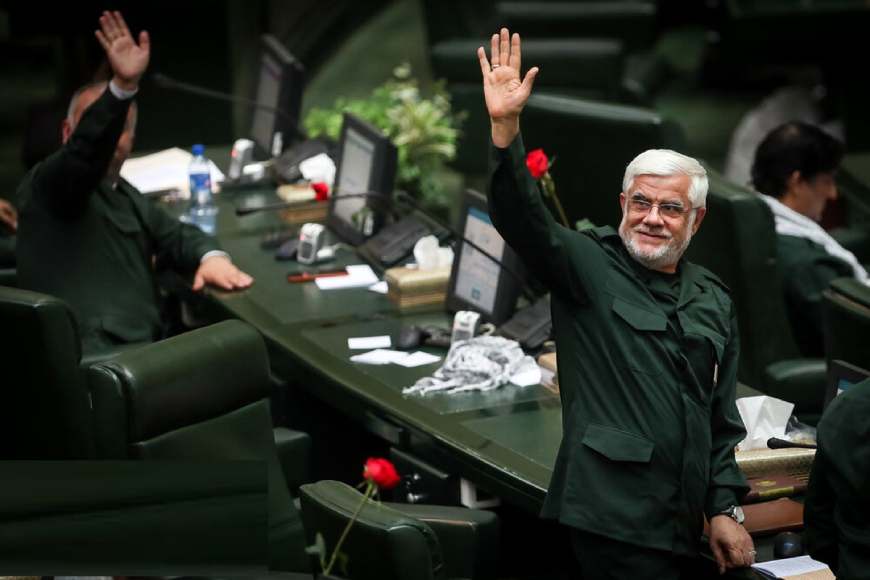 عارف هیچ‌گاه با هسته سخت و نظامی قدرت در نیفتاد، او در حمایت از سپاه در مجلس پاسداری پوشید