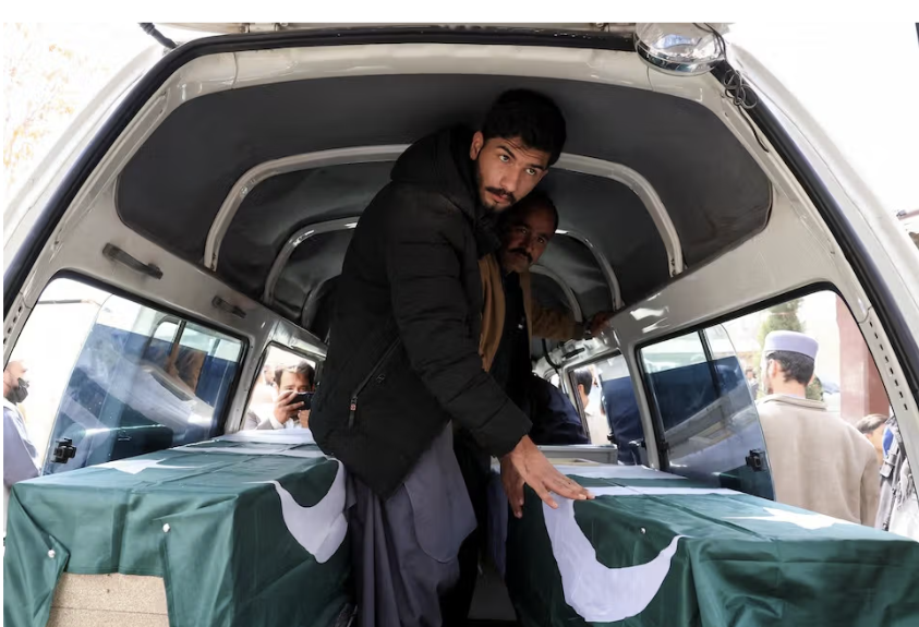  مراسم تشییع جنازه بستگانشان که در حمله شبه‌نظامیان جدایی‌طلب به قطاری در کویته کشته شدند. ۱۳ مارچ ۲۰۲۵