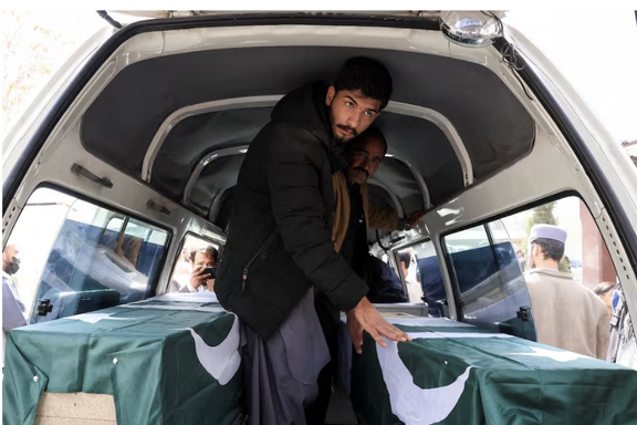 مراسم تشییع جنازه بستگانشان که در حمله شبهنظامیان جداییطلب به قطاری در کویته کشته شدند. ۱۳ مارچ ۲۰۲۵