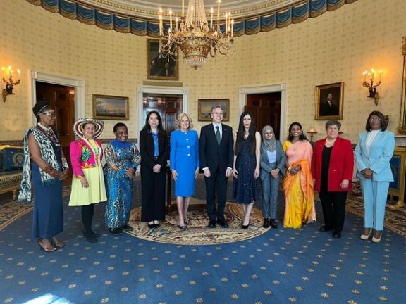 شهره بیات جایزه خود را از بانوی اول آمریکا دریافت کرد