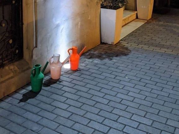 معترضان در مقابل سفارت ایران در باکو سه آفتابه گذاشتند