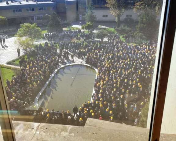 A gathering of striking workers at Esfahan Steel Company (November 15)