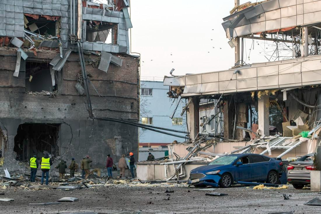 ویرانی‌های به جا مانده از حمله موشکی روسیه به کی‌یف، ۲۴ بهمن