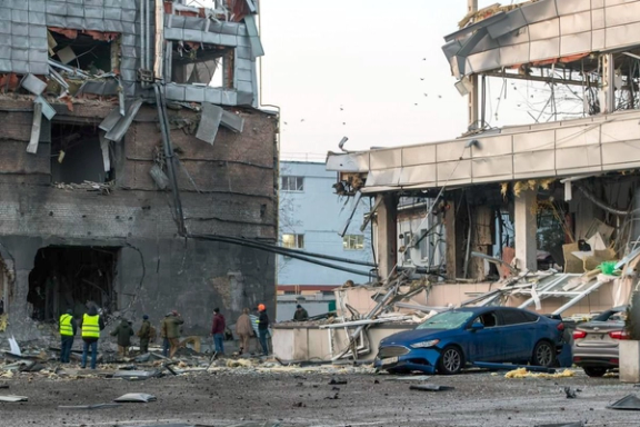 ویرانیهای به جا مانده از حمله موشکی روسیه به کییف، ۲۴ بهمن