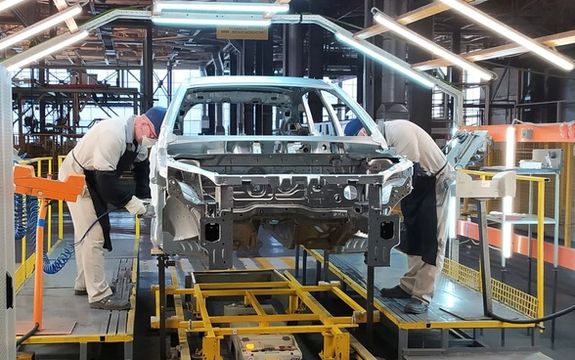 چند شرکت خودروسازی کارخانههای خود را در روسیه تعطیل و آنها را به نقاط دیگر منتقل میکنند