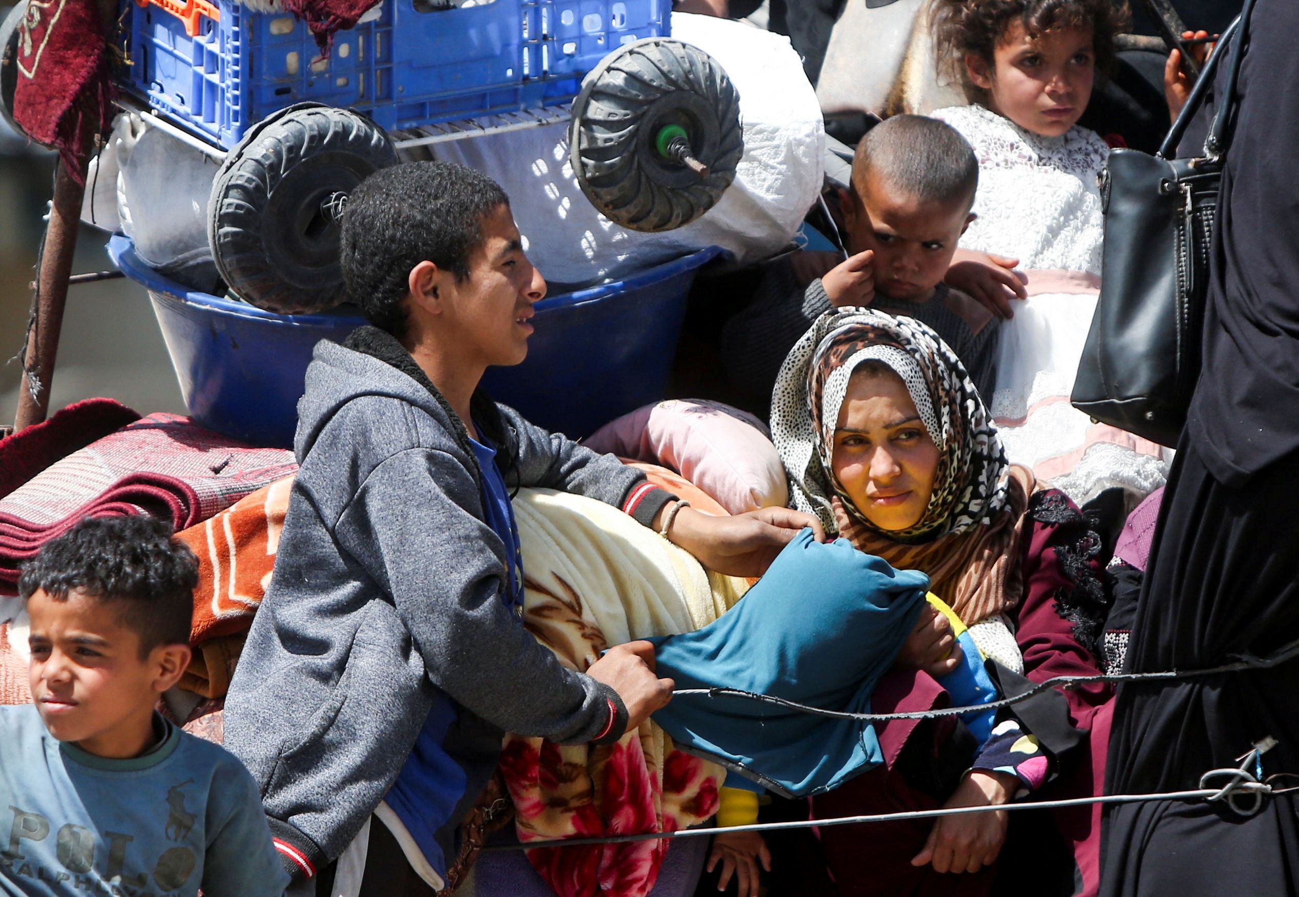 فلسطینیان در حال گریختن از رفح در جنوب غزه برای در امان ماندن از درگیری‌ها، ۱۱ فروردین