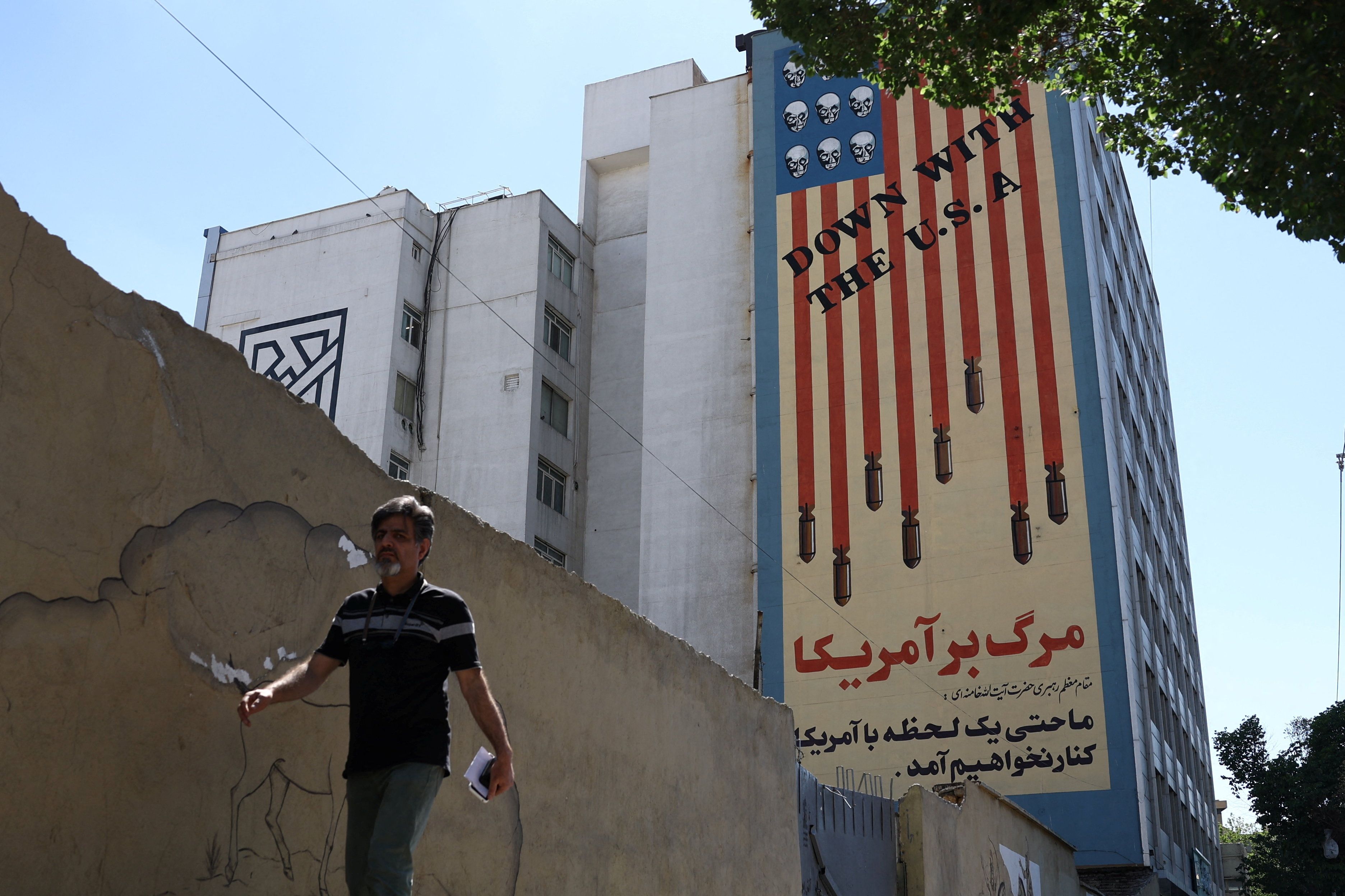 "أكسيوس": أميركا تعتبر عرض إيران "غير كافٍ" وتُحذّر من أن المفاوضات قد تستمر "عبر القنابل"