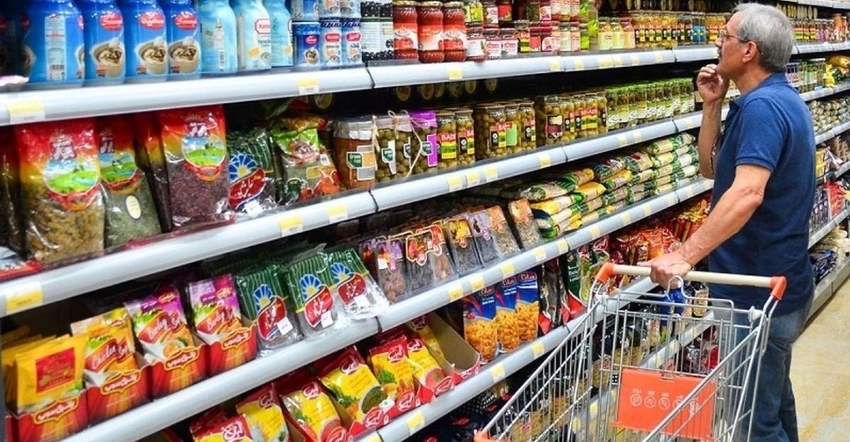 واشینگتن‌پست: سقوط ارزش ریال فشار اقتصادی را بر خانوارهای ایرانی افزایش داد