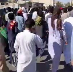 المحتجون في زاهدان يهتفون: "الموت للديكتاتور".. و"الموت لخامنئي"