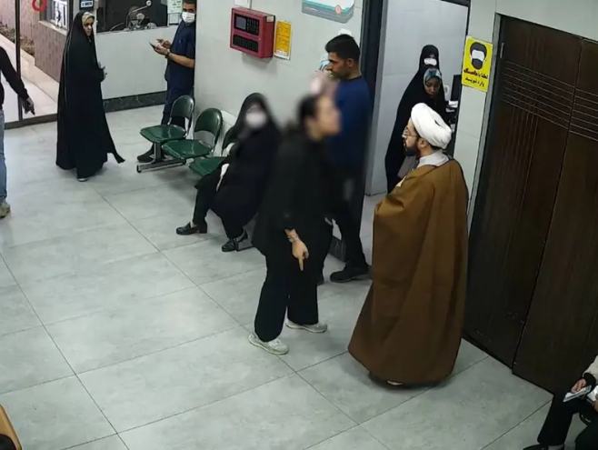 بازداشت ۴ نفر به اتهام ارسال ویدیوی مزاحمت آخوند در درمانگاه قم برای ایران‌اینترنشنال