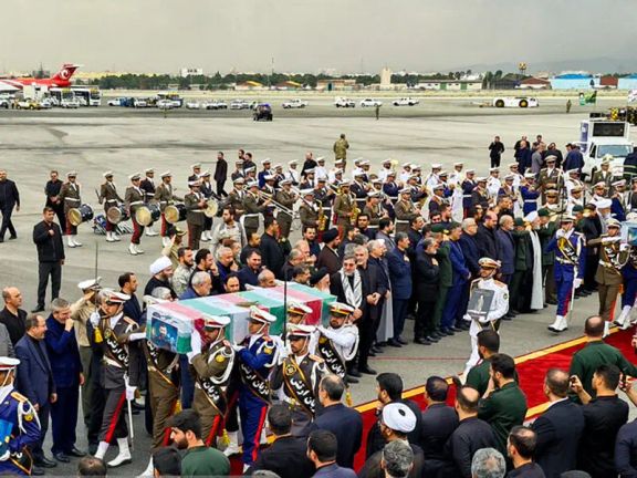 صحافية ألمانية تكشف أجواء التوتر خلال تشييع جنازة رئيسي في طهران.. وترصد فرح المواطنين