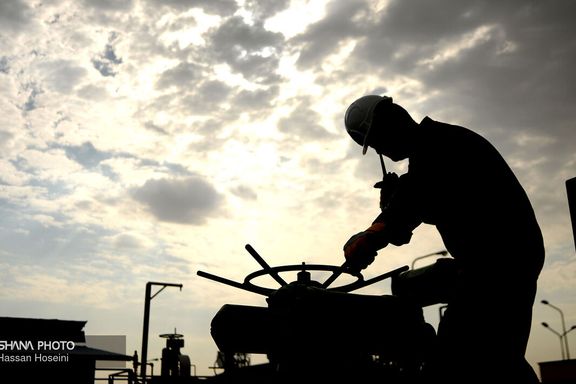 A worker at an Iranian oil facility (March 2023)