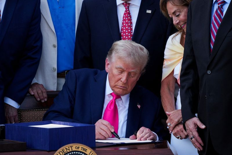 ترامپ بر واردات از کانادا تعرفه ۳۵ درصدی وضع کرد