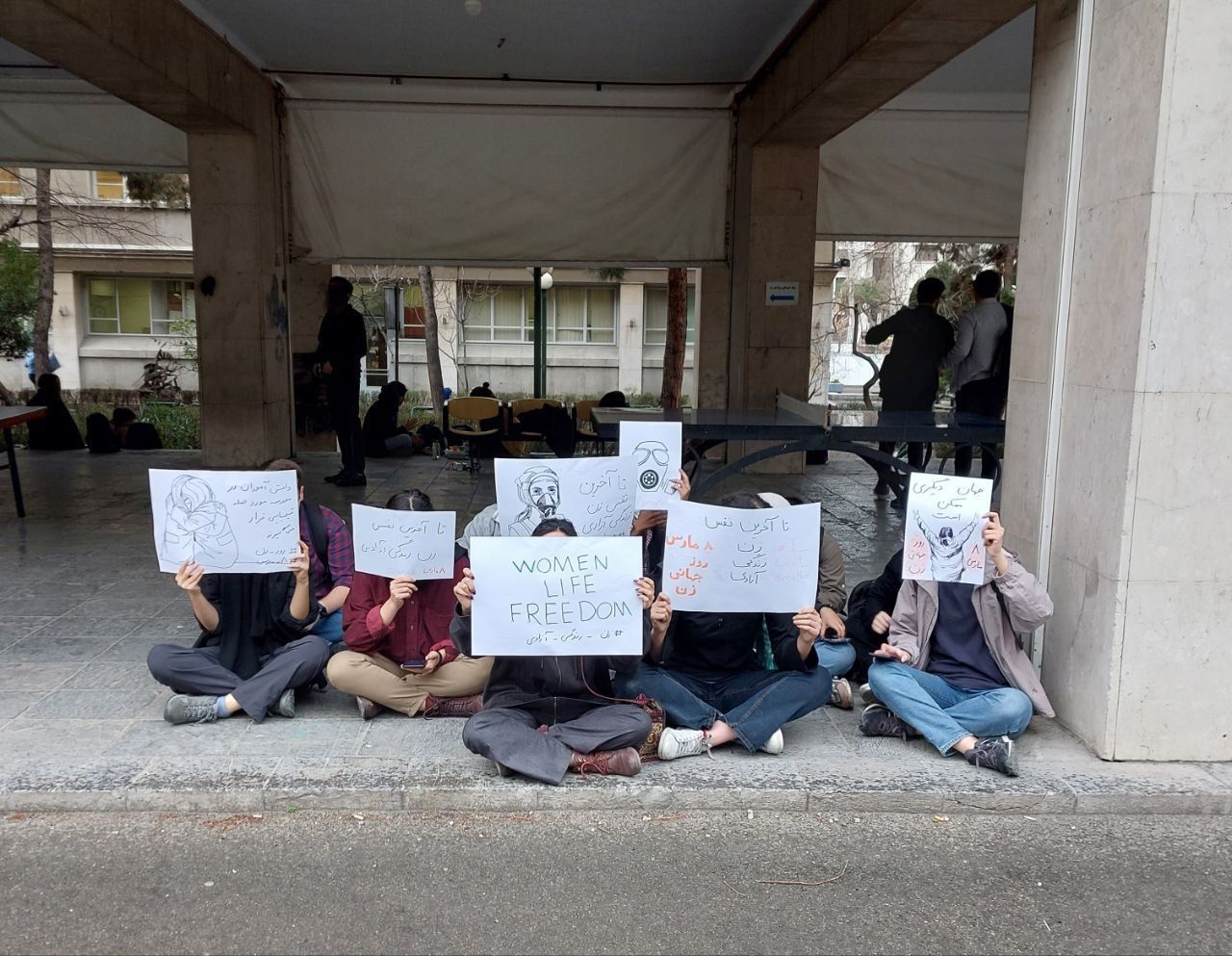 احضار و تهدید معلمان به دلیل اعتراض به مسمومیت‌ها و صدور احکام سنگین برای فعالان دانشجویی