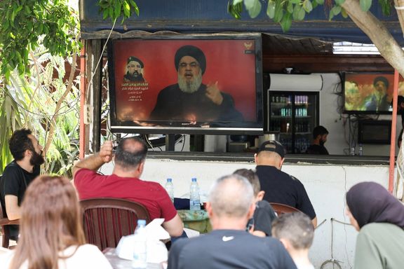 گروهی در حال تماشای سخنرانی تلویزیونی حسن نصرالله، دبیرکل حزبالله، شهر صور لبنان، ۱۱ مرداد