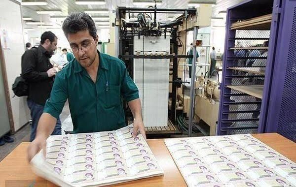 An employee of Iran’s Central Bank checking the quality of newly printed banknotes (File photo) 