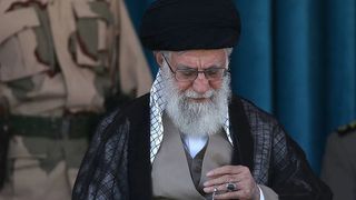 "ربع ساعة قبل السقوط".. مؤشرات الانهيار في إيران