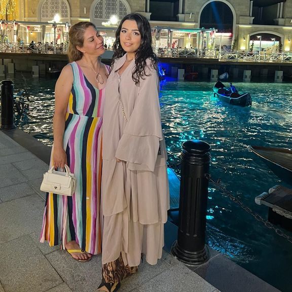 تصویری از سارا تبریزی در کنار نسرین روشن