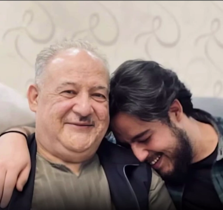 محمدعلی اکبری‌منفرد، زندانی سیاسی دارای معلولیت با پابند و دست‌بند در بیمارستان بستری است