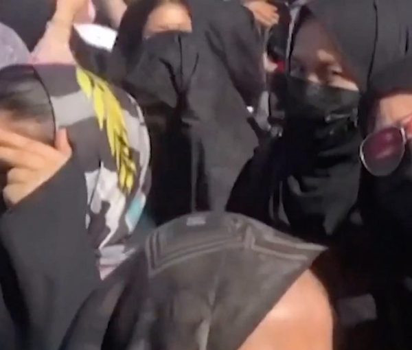 "إيران إنترناشيونال":أفغانيات يروين قصص تعذيب واعتداء جنسي في إيران لانتزاع اعترافات قسرية