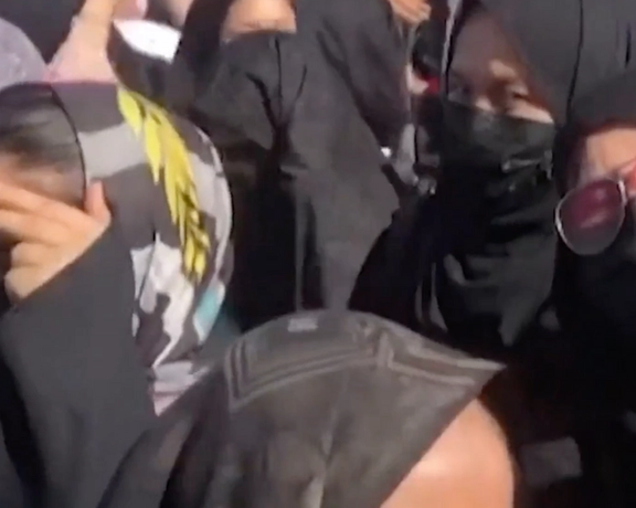 "إيران إنترناشيونال":أفغانيات يروين قصص تعذيب واعتداء جنسي في إيران لانتزاع اعترافات قسرية