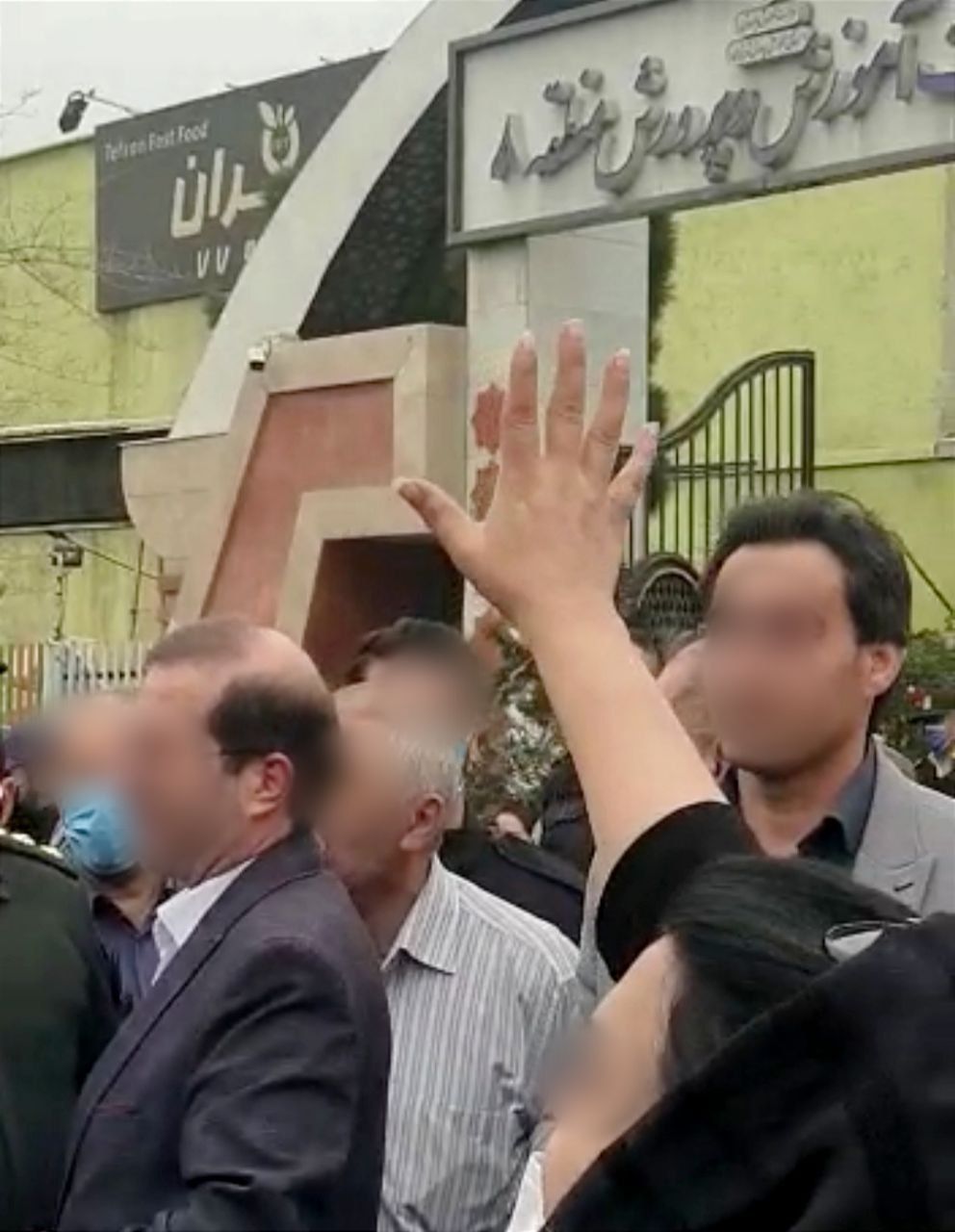 خشم عمومی از مسموم‌سازی دانش‌آموزان و اعتراض شهروندان؛ عوامل سرکوب به معترضان حمله کردند