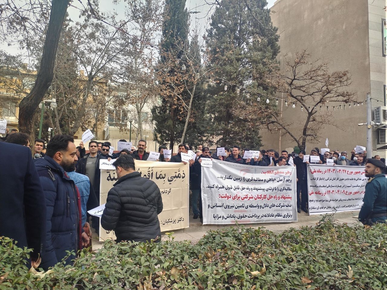 کارگران ارکان ثالث صنعت نفت مقابل نهاد ریاست جمهوری در تهران تجمع اعتراضی کردند