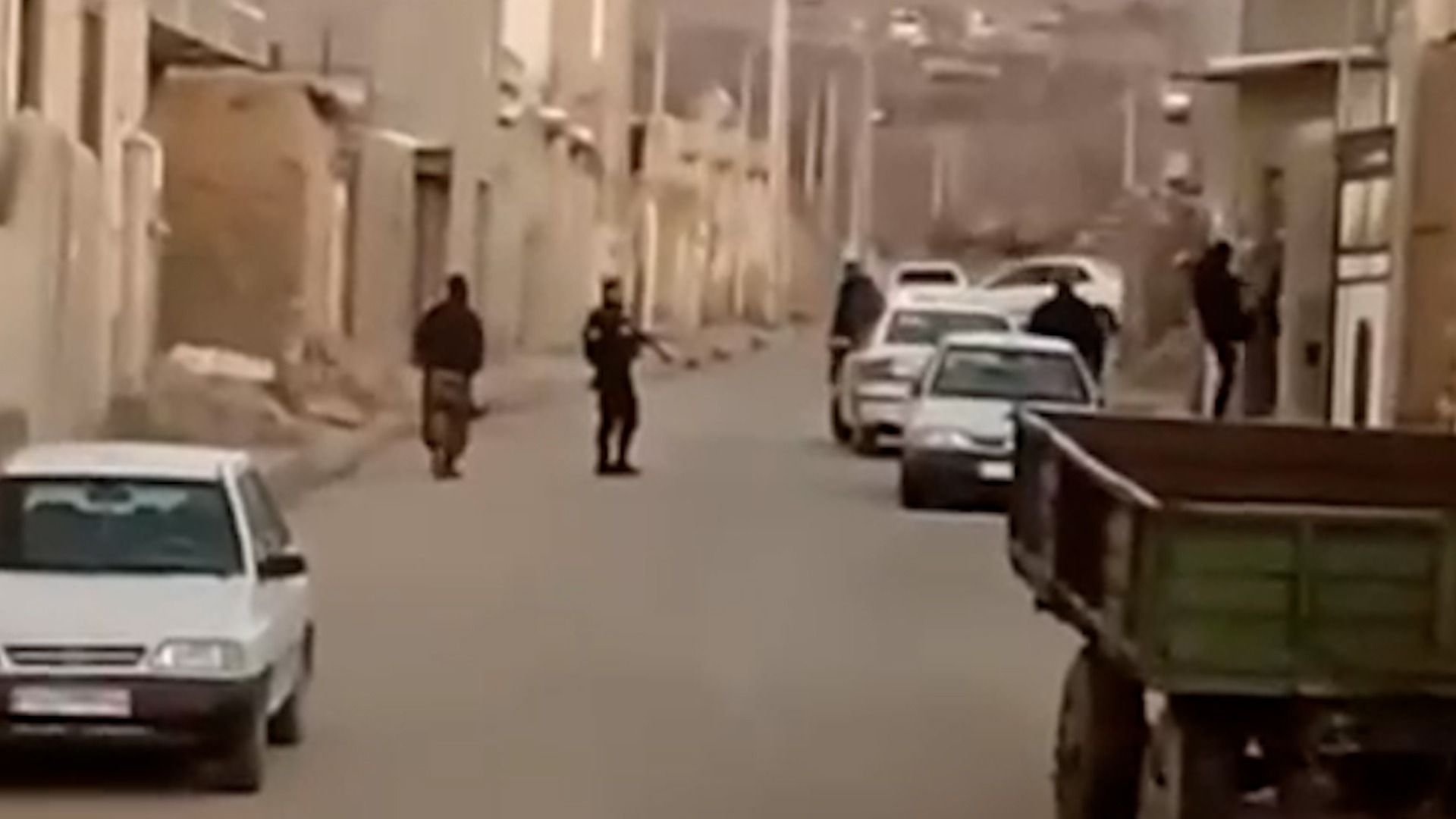 بازداشتی‌های چنار اسدآباد را در خودروهایی با میله‌های قفسی در روستا گرداندند