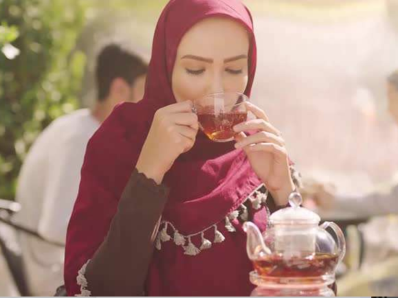 یک مقام دانشکده خبر: در صداوسیما پخش چای ریختن مرد برای زن ممنوع است