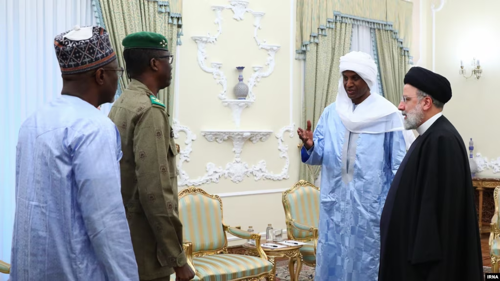 النيجر تبيع مئات الأطنان من اليورانيوم المكرر إلى إيران.. سرًا
