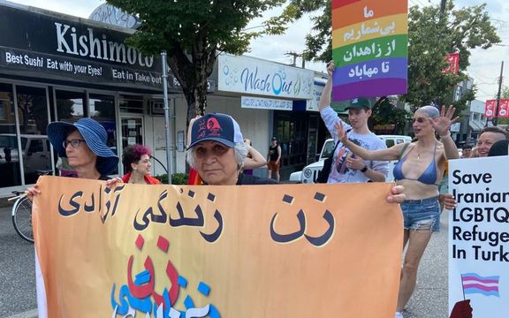 کوییرهای ایرانی با شعار «زن، زندگی، آزادی» در رژه افتخار لزبینها در ونکوور شرکت کردند