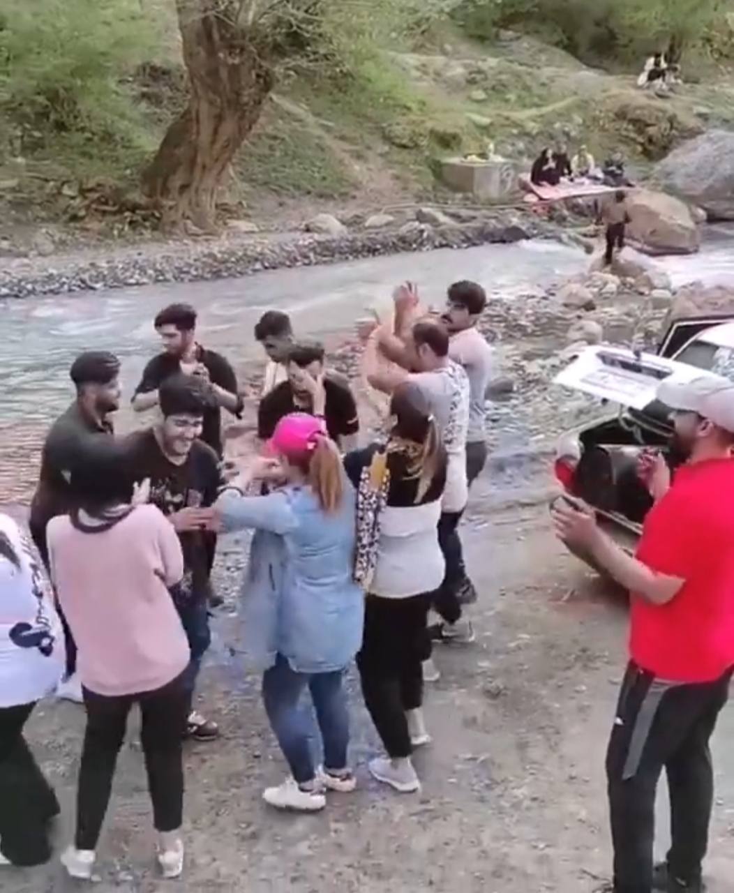 برگزاری آیین باستانی سیزده‌بدر در سراسر ایران با وجود محدودیت‌های حکومتی