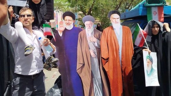 خمینی، خامنهای و رئیسی مقوایی در تشییع جنازه فرماندهان کشتهشده در حملات اسرائیل