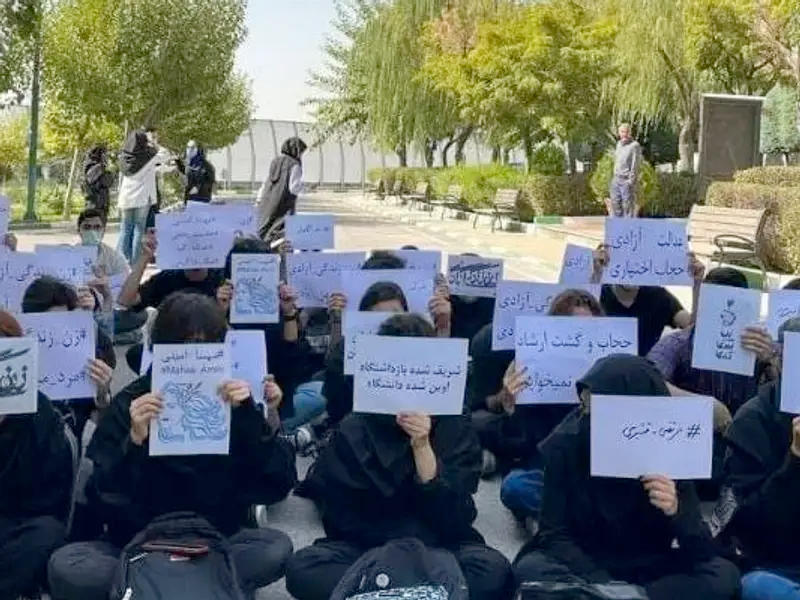 در سال ۱۴۰۲ برای ۲۰۰ استاد دانشگاه محدودیت ایجاد شد و ۲۵ استاد از دانشگاه اخراج شدند