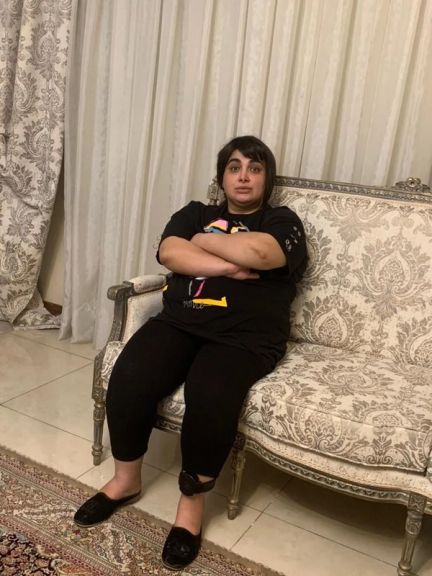 وبسایت حقوقبشری هرانا: شیرین نجفی از ادمینهای کانال آمدنیوز برای درمان از زندان مرخص شد