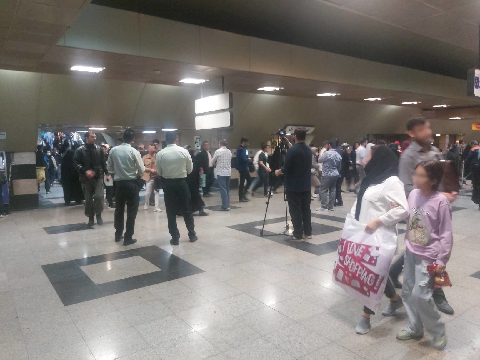 تشنج در مترو تئاتر شهر؛ تجمع حکومتی برای مقابله با زنان مخالف حجاب اجباری