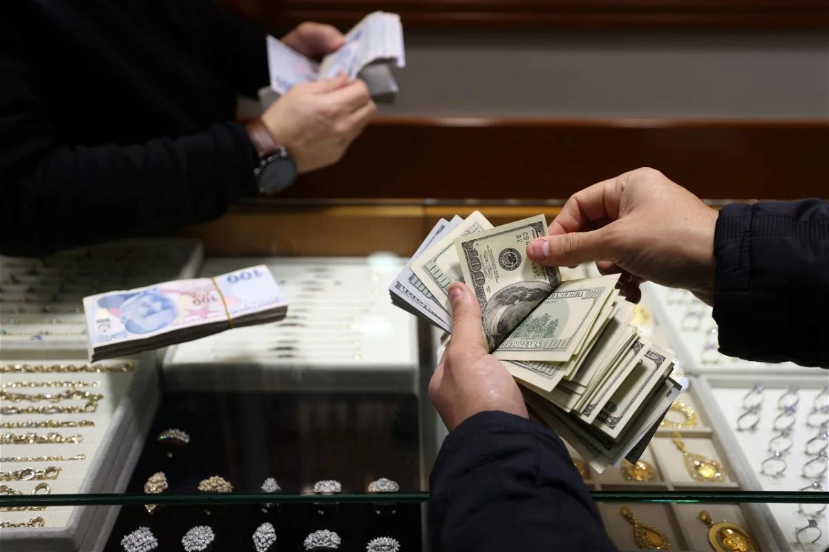 بعد تزايد التوتر مع باكستان.. سعر الدولار في إيران يرتفع ويتخطى 54 ألف تومان