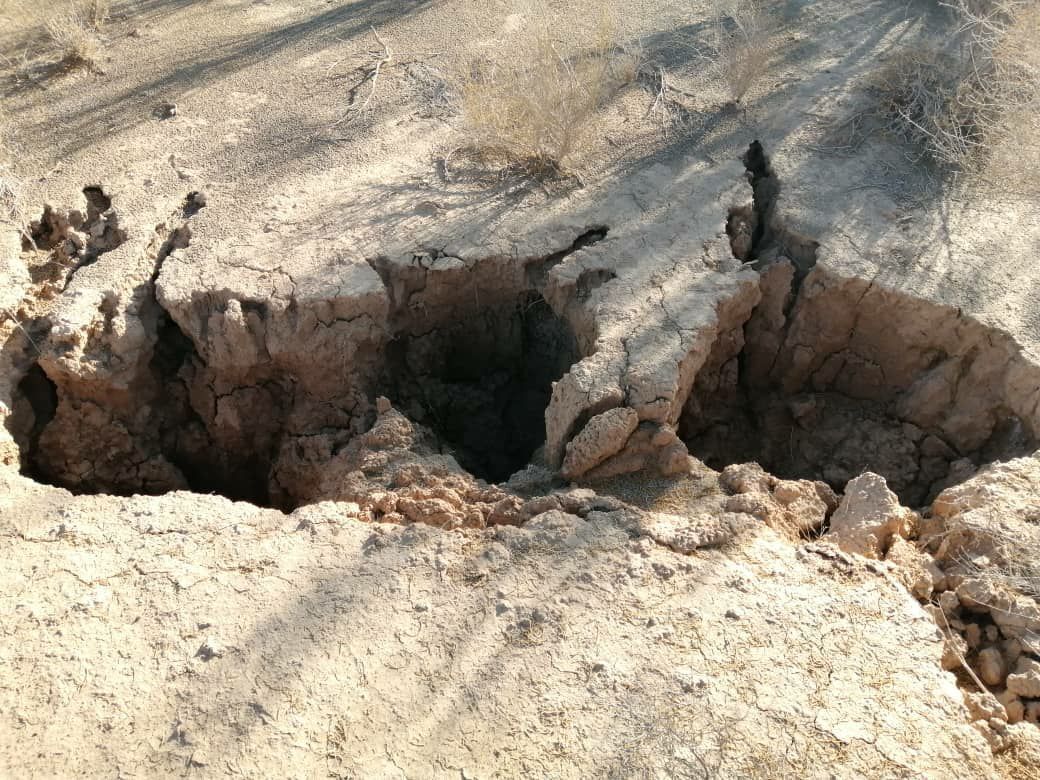 فرونشست سالانه تا ۴۰ سانتی‌متر در کرمان؛ شکاف‌های زمین به نزدیکی چند روستا رسیدند