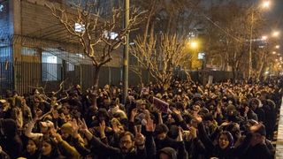 خبراء وسياسيون: الأوضاع في إيران على وشك الانفجار