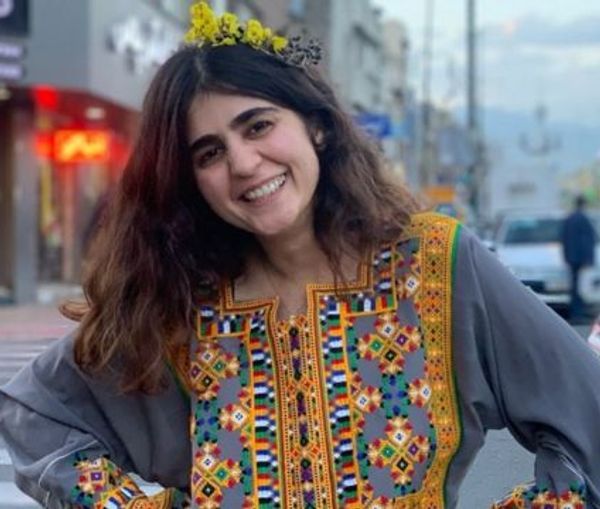 شقيق سجينة سياسية إيرانية: شقيقتي حضرت المحاكمة دون حجاب وبصقت في وجه "الصحافية المحققة"