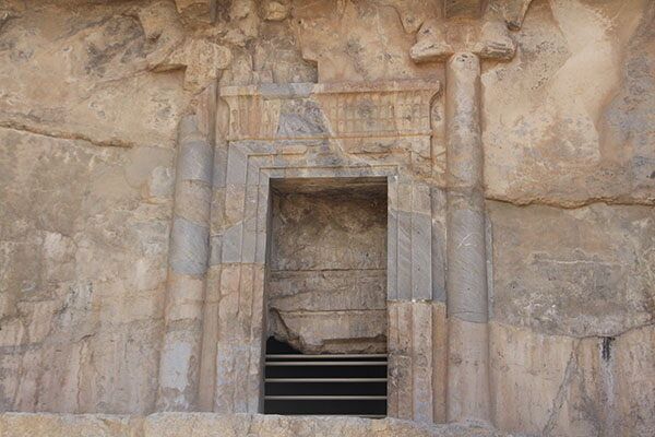 ریزش بخشی از سقف آرامگاه اردشیر دوم هخامنشی در تخت جمشید