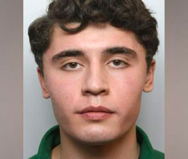 فرناز خلیفه، مادر متولد ایران دانیل خلیفه: او در واقعیت زندگی نمی‌کند و اختلال روانی دارد