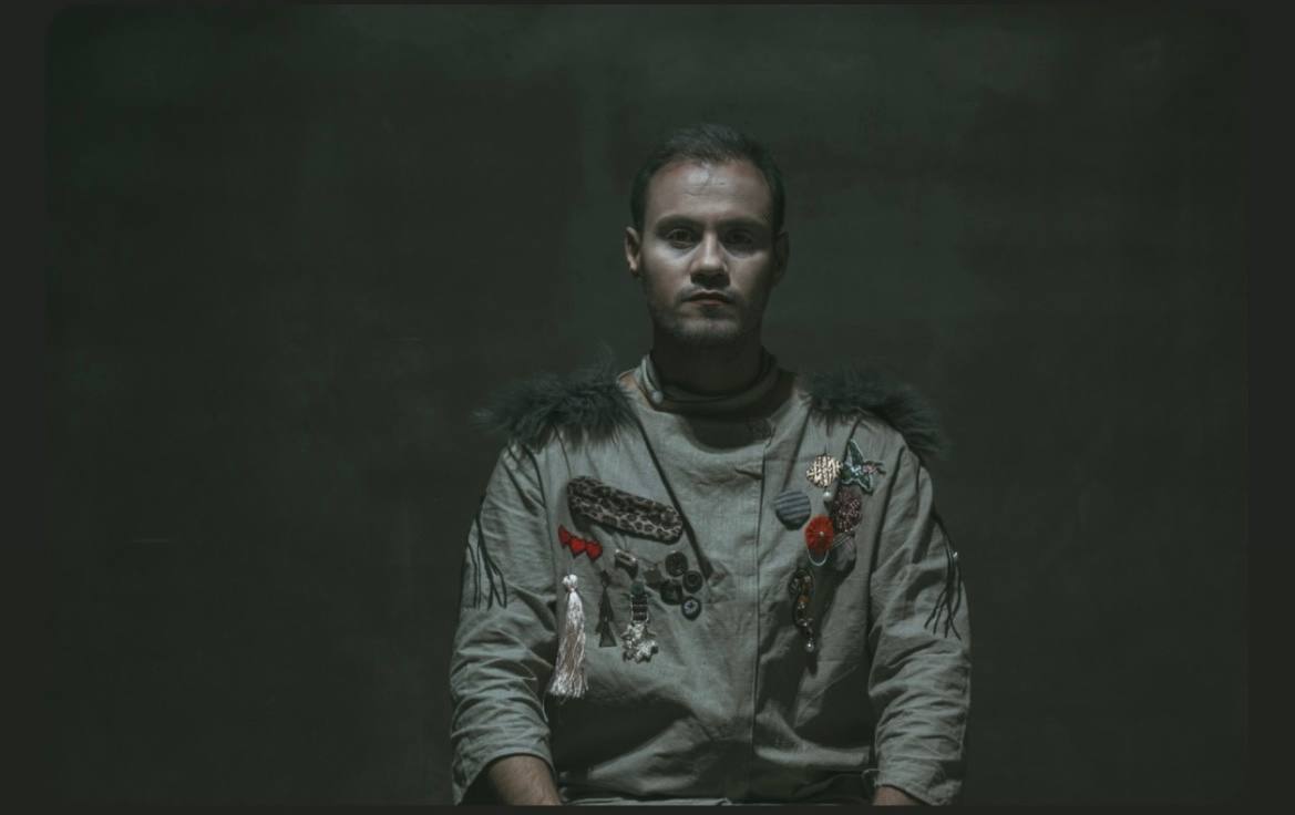 مصطفی پوریوسف، نویسنده و کارگردان نمایش که نقش رودریک را بازی می‌کند